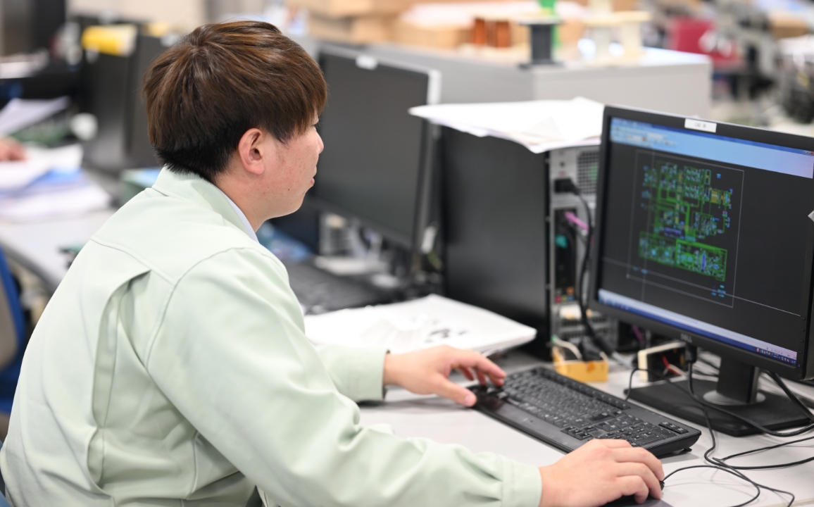 製品を設計している様子